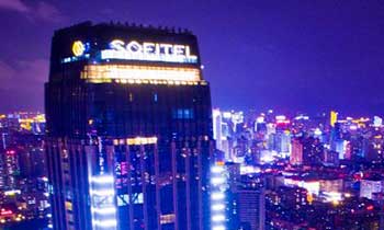 楼顶发光字使用镀锌板还是铝板比较好?